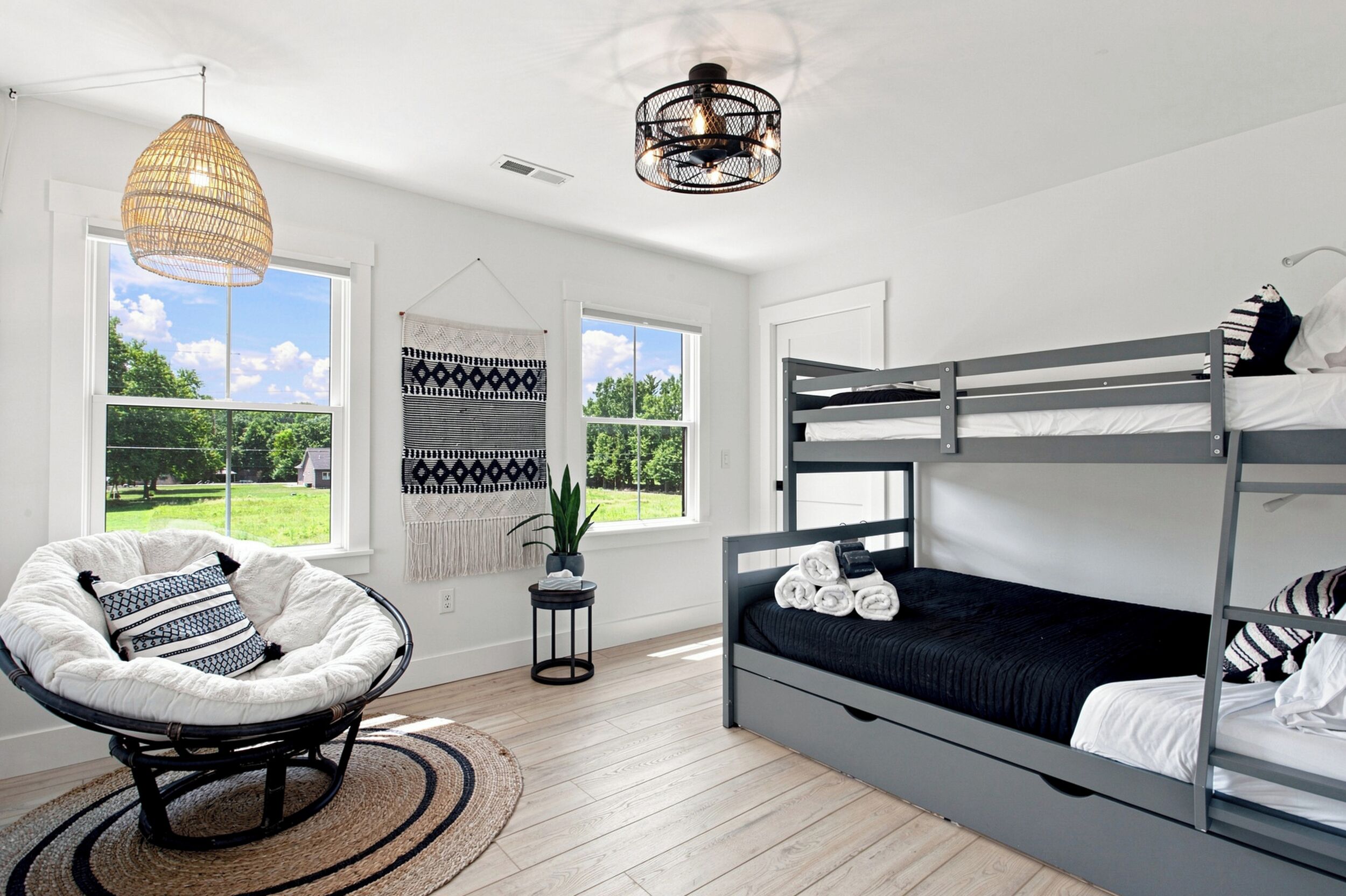 4 bedrooms, iron/ironing board, WiFi (free), bed sheets