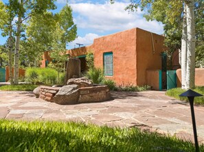 A building with a flat roof and a window with a green frame. - Casa de las Flores (Santa Fe)