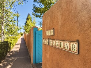 A building entrance with a blue door and a sign indicating the name 'DON GASPAR'. - Casa de las Flores (Santa Fe)