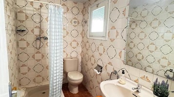 Ducha, secador de pelo, bidé y toallas