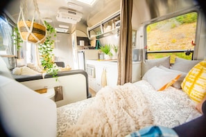 Room - Little Lily Airstream Cottage on 30 acres with Private Hot Tub & Wellness Access (Newland)