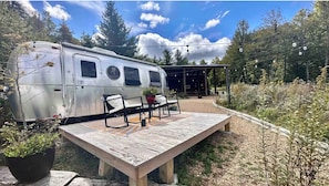 Outdoor dining - Little Lily Airstream Cottage on 30 acres with Private Hot Tub & Wellness Access (Newland)