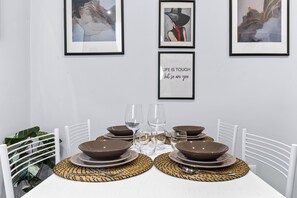 A dining table set with brown plates, clear glasses, and woven placemats. - Scarlatti31 - Beautiful apartment in the heart of Milan, Milan Central Station (Milano)