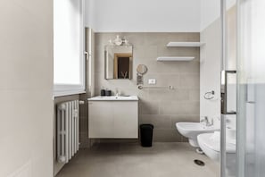 Ducha, secador de pelo, bidet, toallas