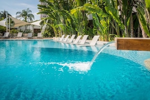 Una piscina al aire libre