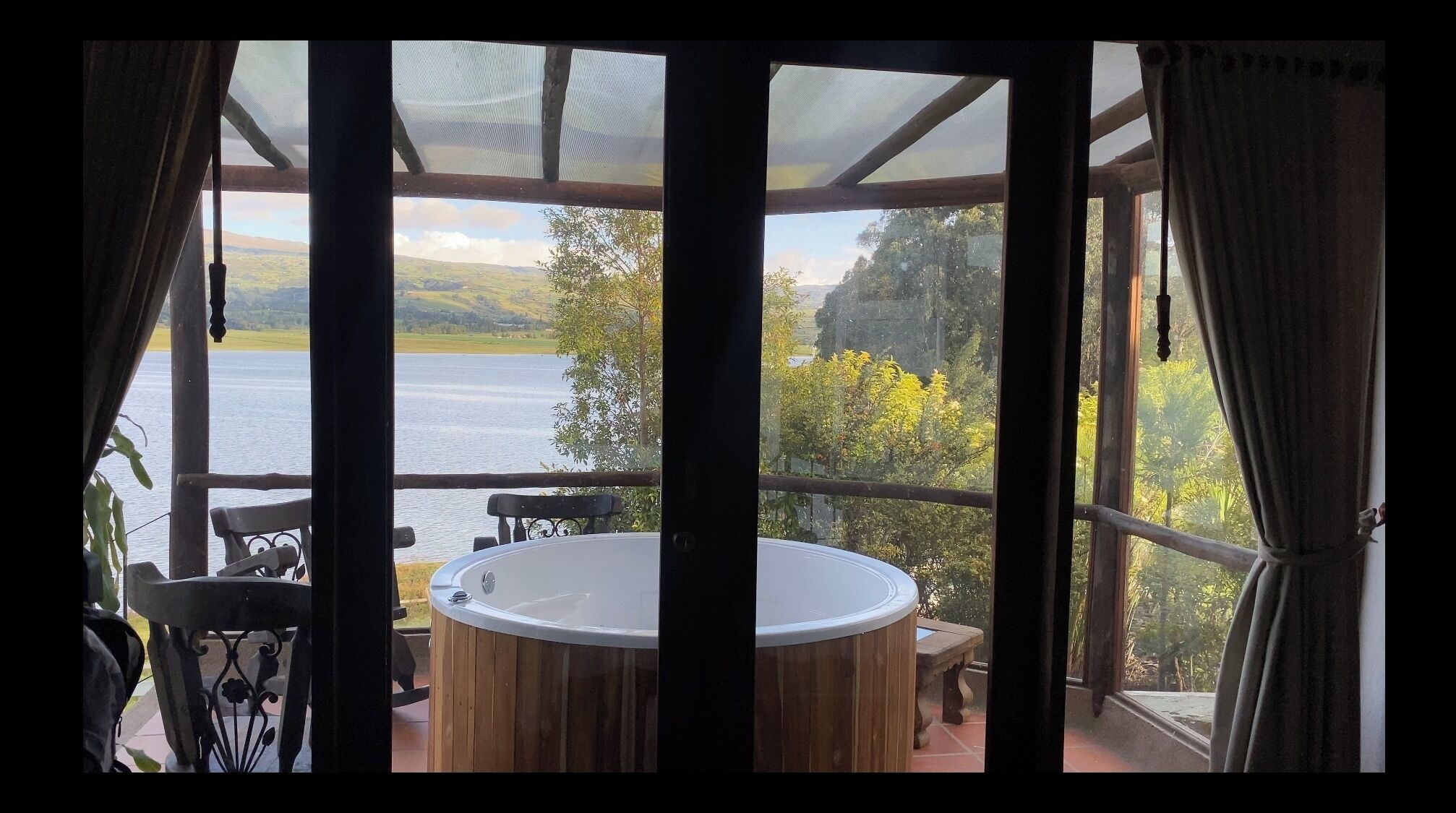 Bañera de hidromasaje cubierta