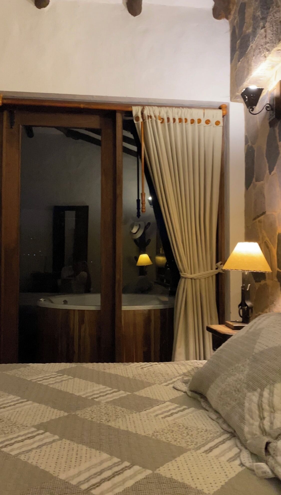 3 bedrooms, internet, bed sheets