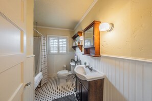 Bathroom - Charming 3BR/2BA: 2 Mi to Ft. Worth Stockyards (Fort Worth)