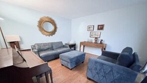 Unclassified image, 3 of 56, button - Spacious Colonial Home @ Windsor Manor Rockville (Rockville)
