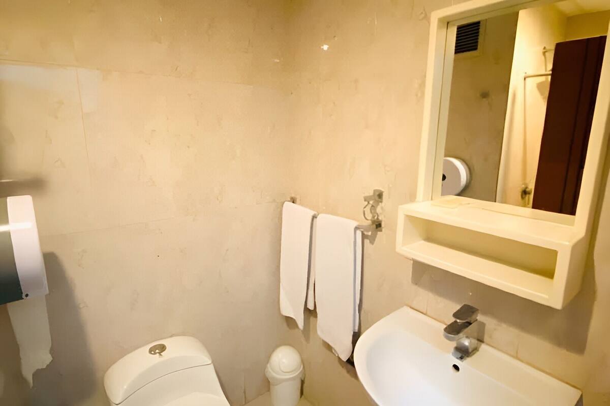 Kamar Basic | Kamar mandi | Shower, handuk, sabun, dan tisu toilet