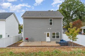 Exterior - Sleeps 9 · New 2024 Build · 8 Min to Airport & Uptown · Fenced Yard · Dogs OK (Charlotte)