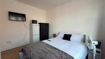 Iron/ironing board, WiFi, bed sheets