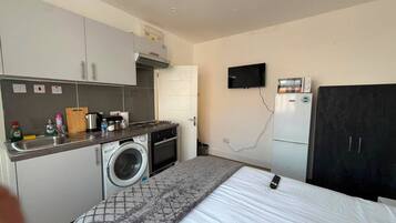 Tabla de planchar con plancha, wifi, ropa de cama