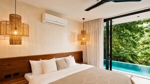 Ein Schlafzimmer mit einem großen Bett, einer Klimaanlage und Blick auf einen Swimmingpool.