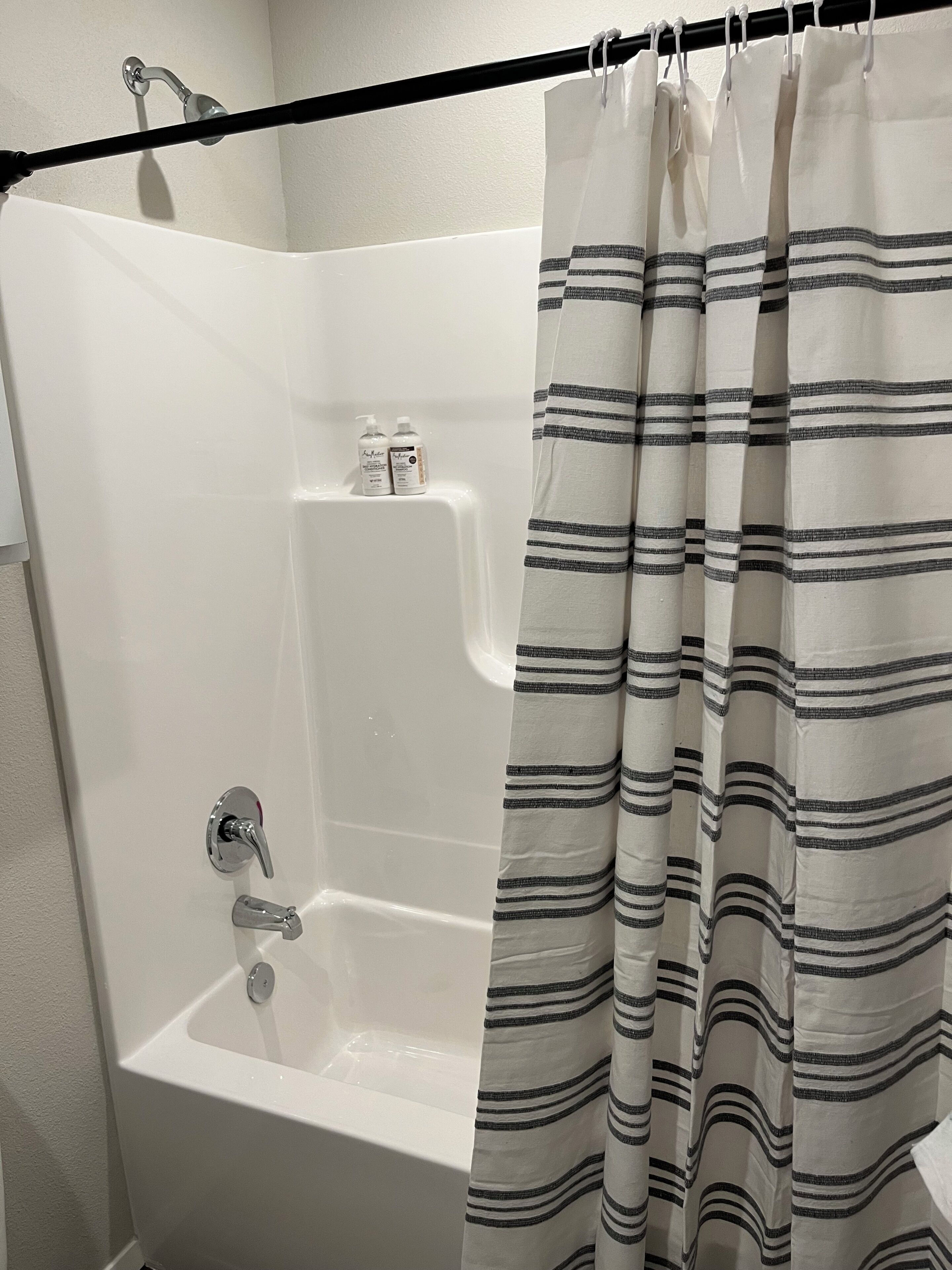 Een douche, een haardroger, handdoeken, zeep