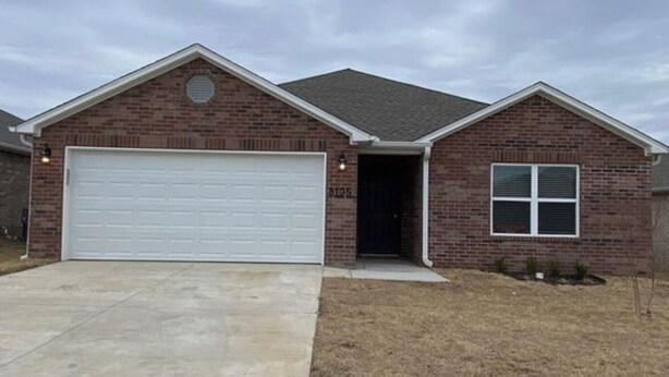 Exterior - The Adeline / 2 minutes from ARCOM / sleeps 10 / Chaffee Crossing (Fort Smith)