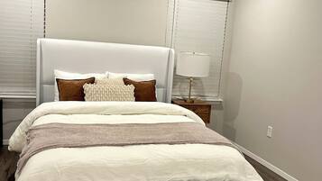 Tabla de planchar con plancha, wifi y ropa de cama