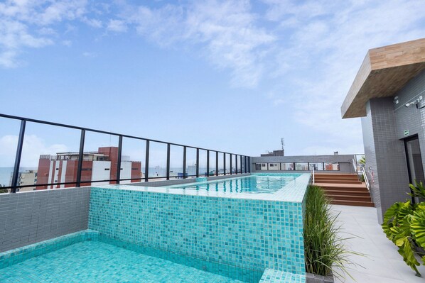 A rooftop swimming pool with a clear view of the cityscape. - Unigreen Residence Manaira by Carpediem Close to the Beach, Manaira Shopping and MAG Shopping (João Pessoa)