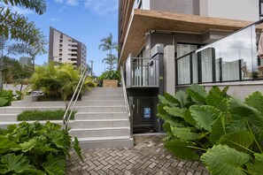 A modern building with a staircase leading to a door marked with a wheelchair accessibility sign. - Unigreen Residence Manaira by Carpediem Close to the Beach, Manaira Shopping and MAG Shopping (João Pessoa)
