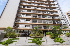 A multi-story residential building with balconies, a staircase, and surrounding greenery. - Unigreen Residence Manaira by Carpediem Close to the Beach, Manaira Shopping and MAG Shopping (João Pessoa)