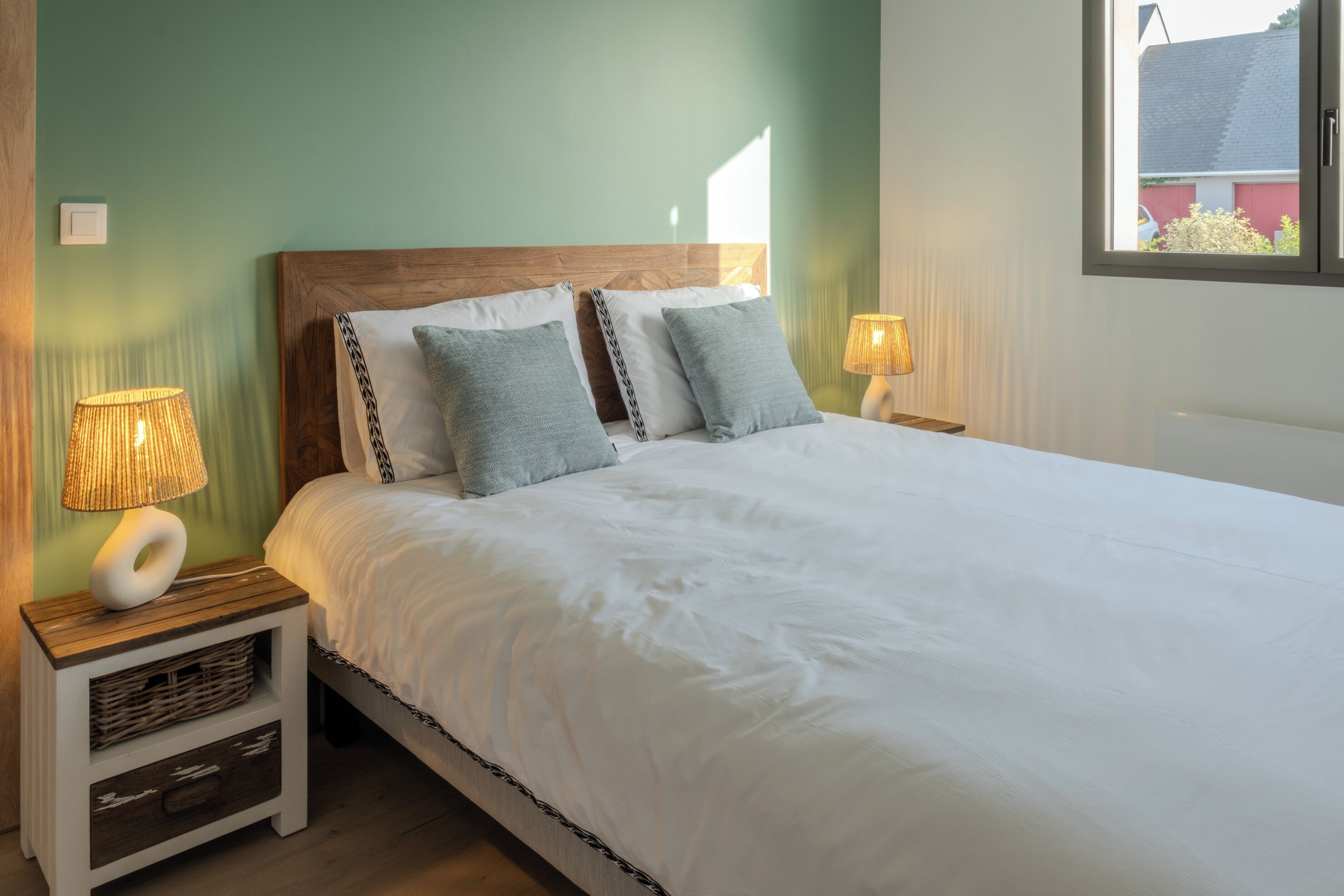 5 bedrooms, iron/ironing board, WiFi, bed sheets