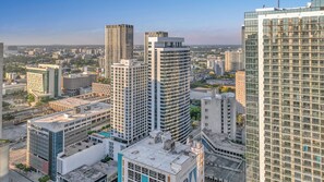 A high-rise building with a modern architectural design, featuring a curved facade and multiple balconies. - Modern 2BR Miami | Rooftop Pool | Near Bayfront (Miami)