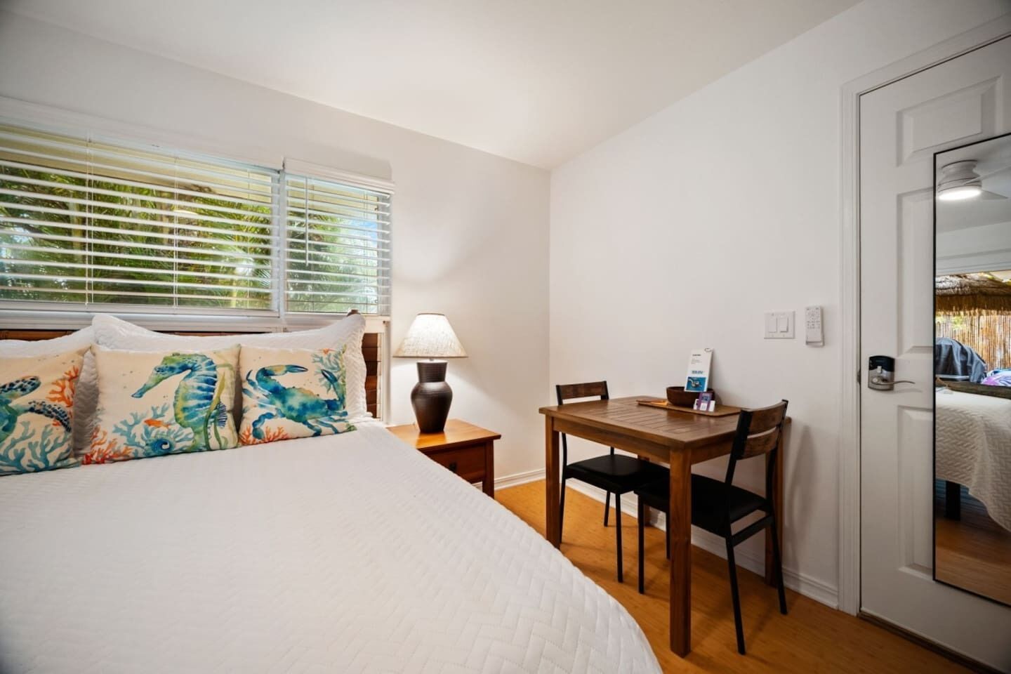 Ein Schlafzimmer mit einem Bett, einem Schreibtisch und einem Stuhl.