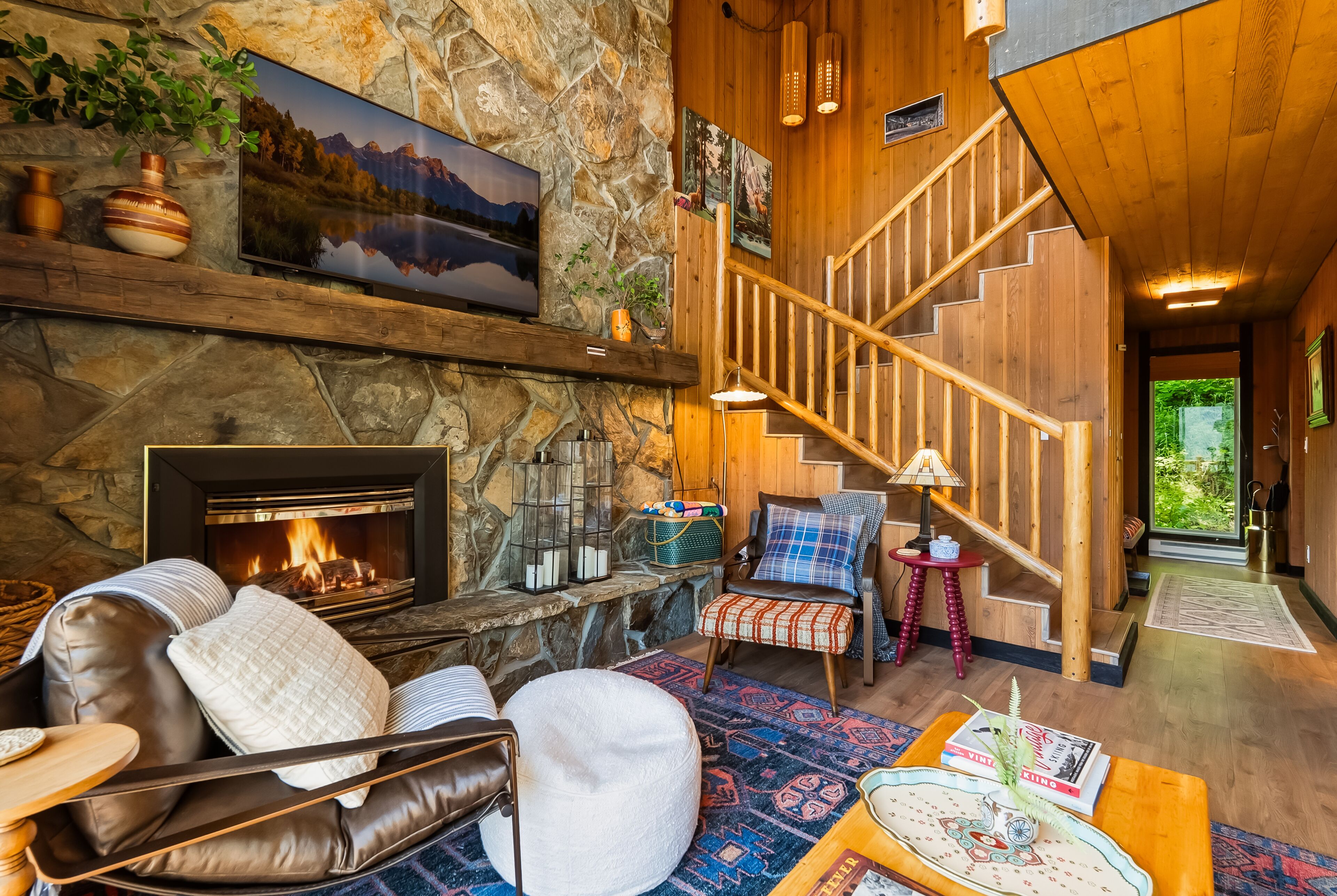 Smart TV, fireplace, books, stereo