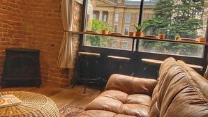 Living area - Close Quarters - 1 bedroom studio in historic First National Bank on the square (Ashland)