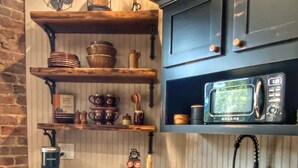 Private kitchen - Close Quarters - 1 bedroom studio in historic First National Bank on the square (Ashland)