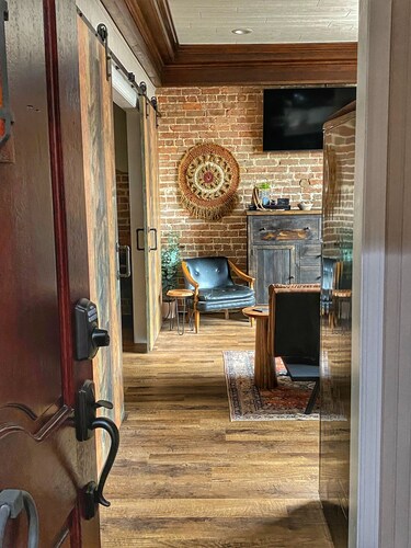 Close Quarters - 1 bedroom studio in historic First National Bank on the square