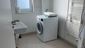 淋浴设施、吹风机、毛巾、肥皂