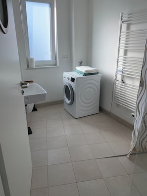 Shower, hair dryer, towels, soap - Conveniently located accommodation with roof terrace in the heart of Nortorf (Nortorf)