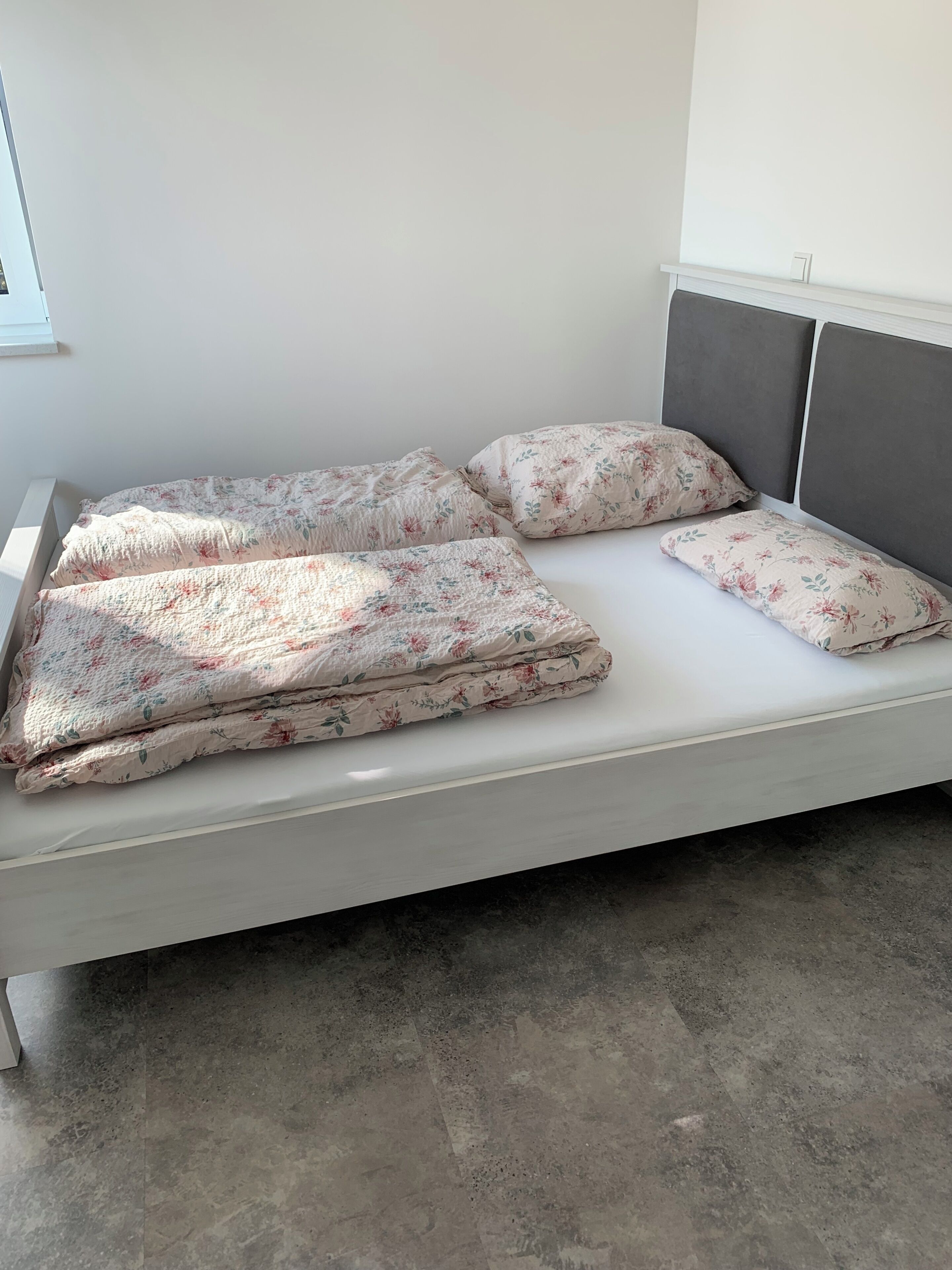 Tabla de planchar con plancha y ropa de cama