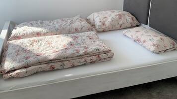 Iron/ironing board, bed sheets