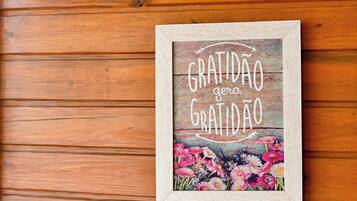 Een lijst met een bord waarop staat 'GRATIDÃO gera GRATIDÃO' tegen een houten achtergrond.