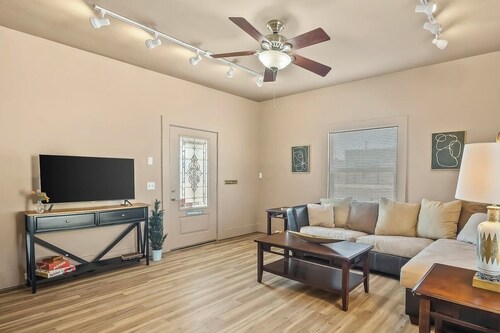 
ROUTE 66 Cozy 2-bedroom Bungalow IN HISTORIC DOWNTOWN KINGMAN with AC