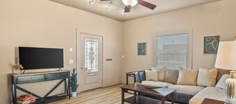 ROUTE 66 Cozy 2-bedroom Bungalow IN HISTORIC DOWNTOWN KINGMAN ADA accessible