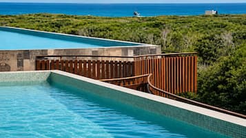 2 udendørs pools, liggestole