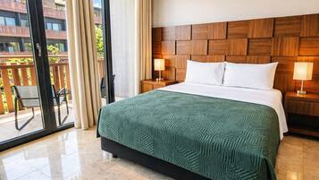 Appartamento Deluxe, balcone, vista cortile | Tende oscuranti, ferro/asse da stiro, Wi-Fi gratuito