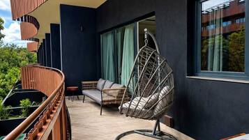 Deluxe-Apartment, 2 Schlafzimmer, Balkon, Blick auf den Innenhof | Außen-Whirlpool