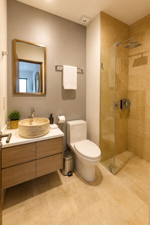 Deluxe-Apartment, Balkon, Blick auf den Innenhof | Badezimmer
