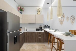 Deluxe-Apartment, 2 Schlafzimmer, Balkon, Blick auf den Innenhof | Eigene Küche