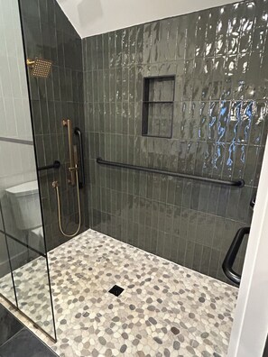 Een douche, handdoeken