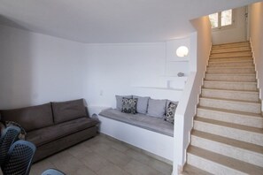 TV - Therys Maisonette, Divine Sea Views, Furnished Terrace, Semi Private Pool,. (Plaka)