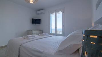 2 bedrooms, in-room safe, iron/ironing board, travel cot