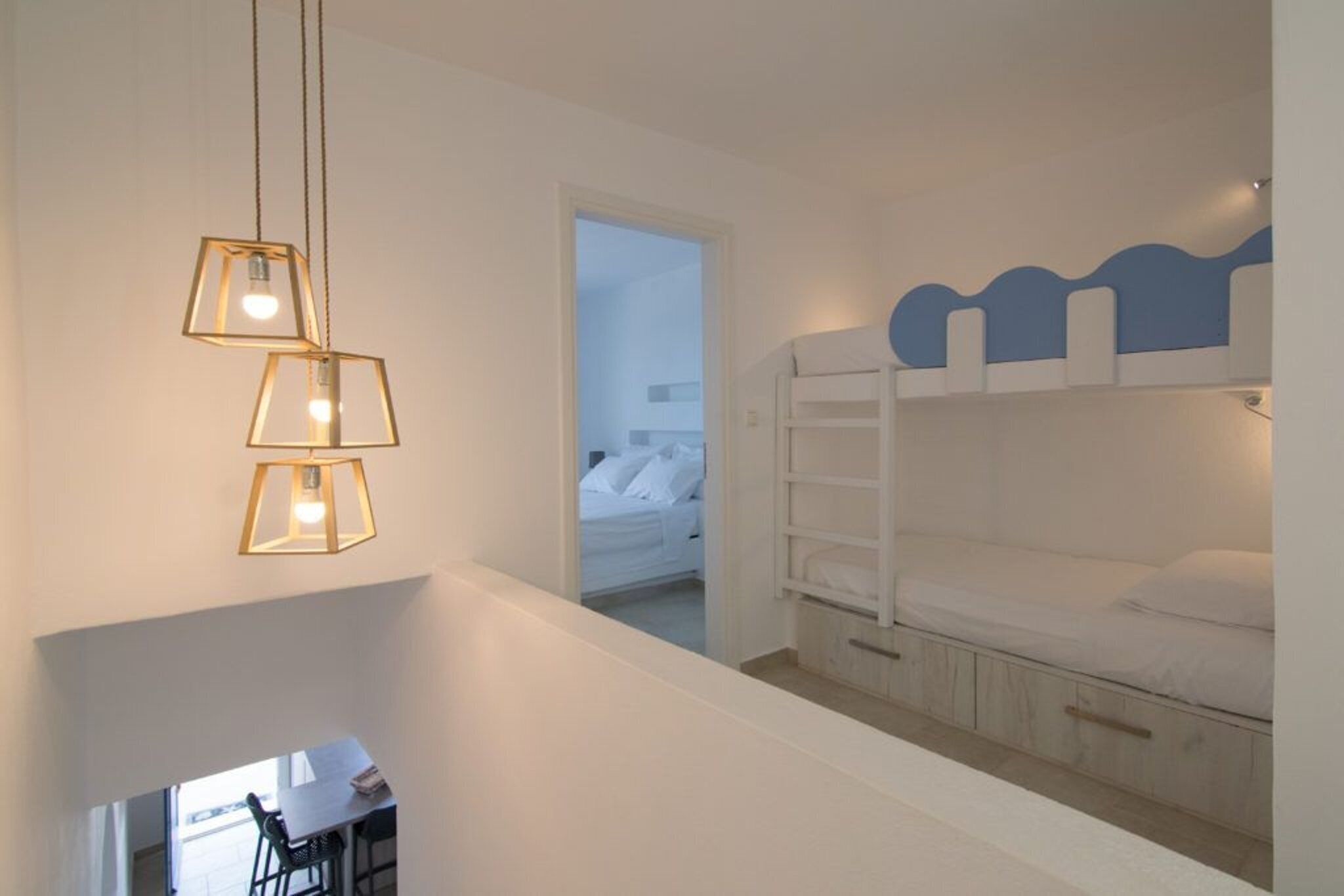 2 soverom, safe på rommet, strykejern/-brett og reiseseng for barn