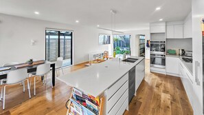Private kitchen - Birkenhead Bliss | Serene 4Bed Home | Quiet, Views (Birkenhead)