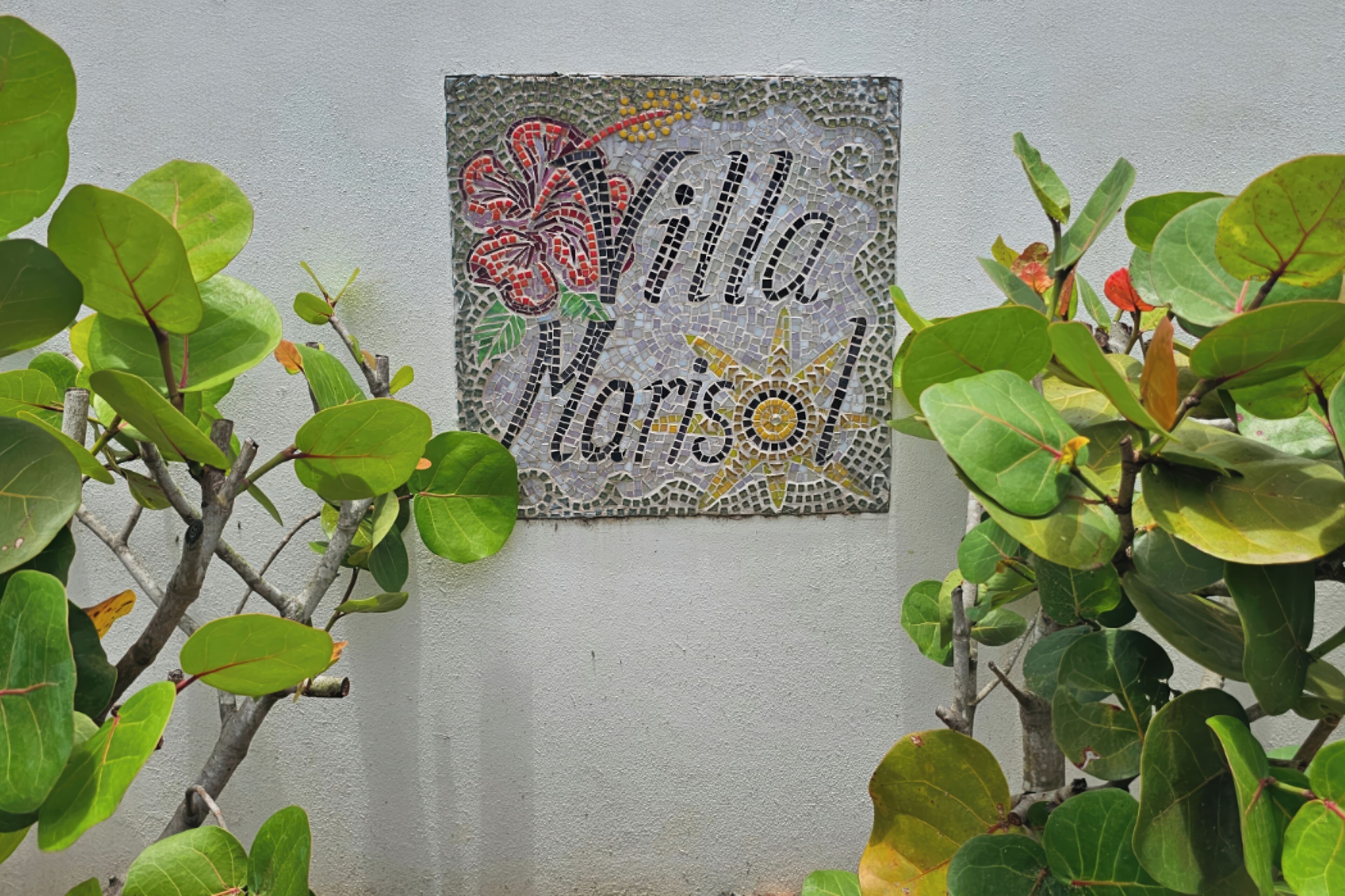 Un mur orné d’une mosaïque sur laquelle on peut lire : « Villa Maria ».