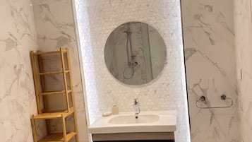 Comfort Apartment, Sea View | Bathroom | Shower, free toiletries, hair dryer, towels